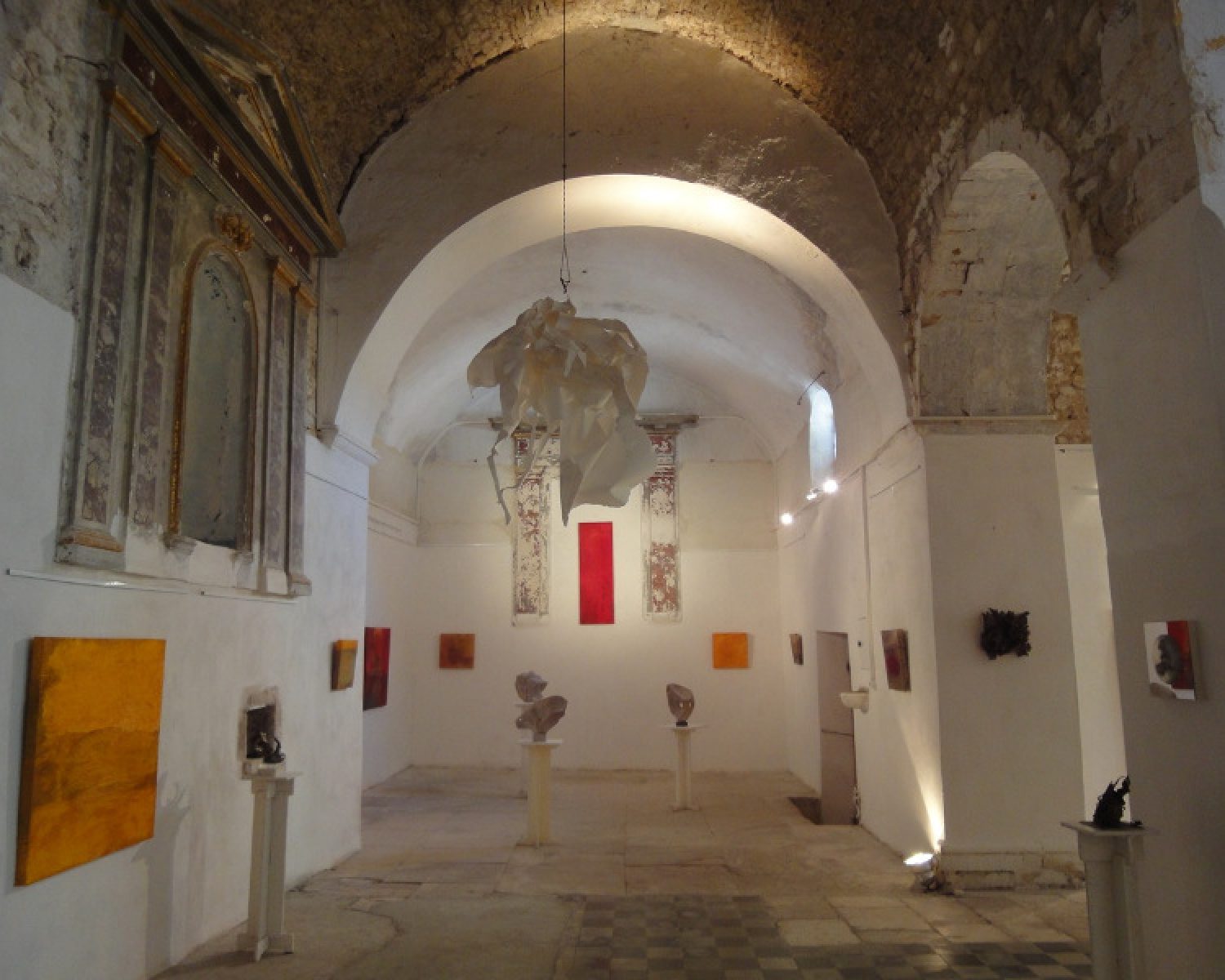 Banon (04) - Eglise Haute - " Territoires " - 2012. Exposition de peintures et sculptures - Buffetaud / Hérold / Häiväoja